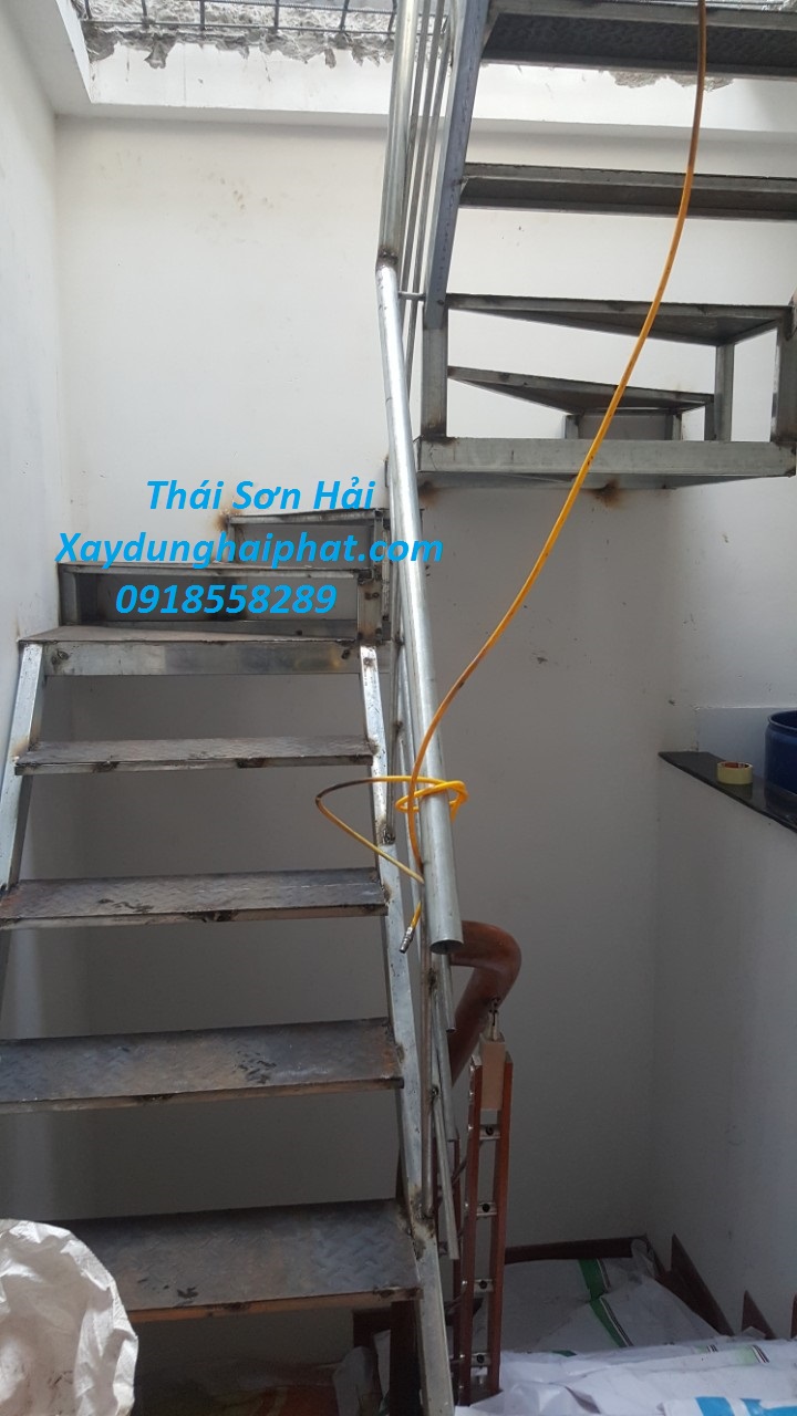doi-tho-lam-lan-can-chat-luong-lam-cau-thang-sat-ben-dep-Ha-Noi-2