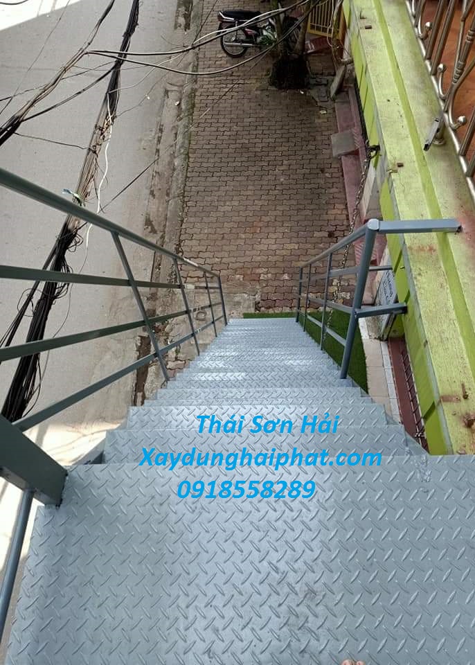 doi-tho-lam-lan-can-chat-luong-lam-cau-thang-sat-ben-dep-Ha-Noi-6