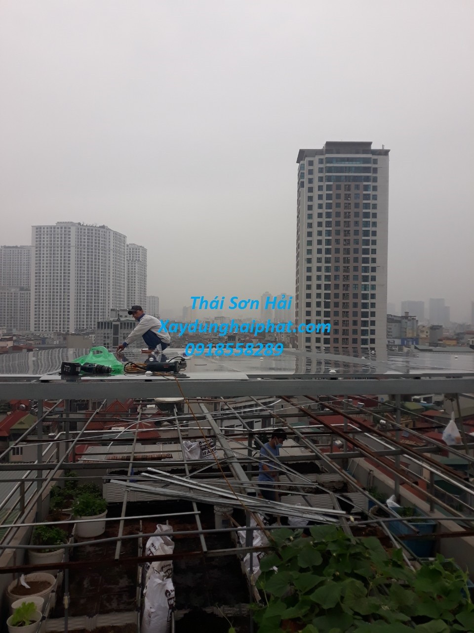 doi-tho-lam-mai-nhua-poly-gia-re-lam-mai-lay-sang-san-thuong-o-hn-1