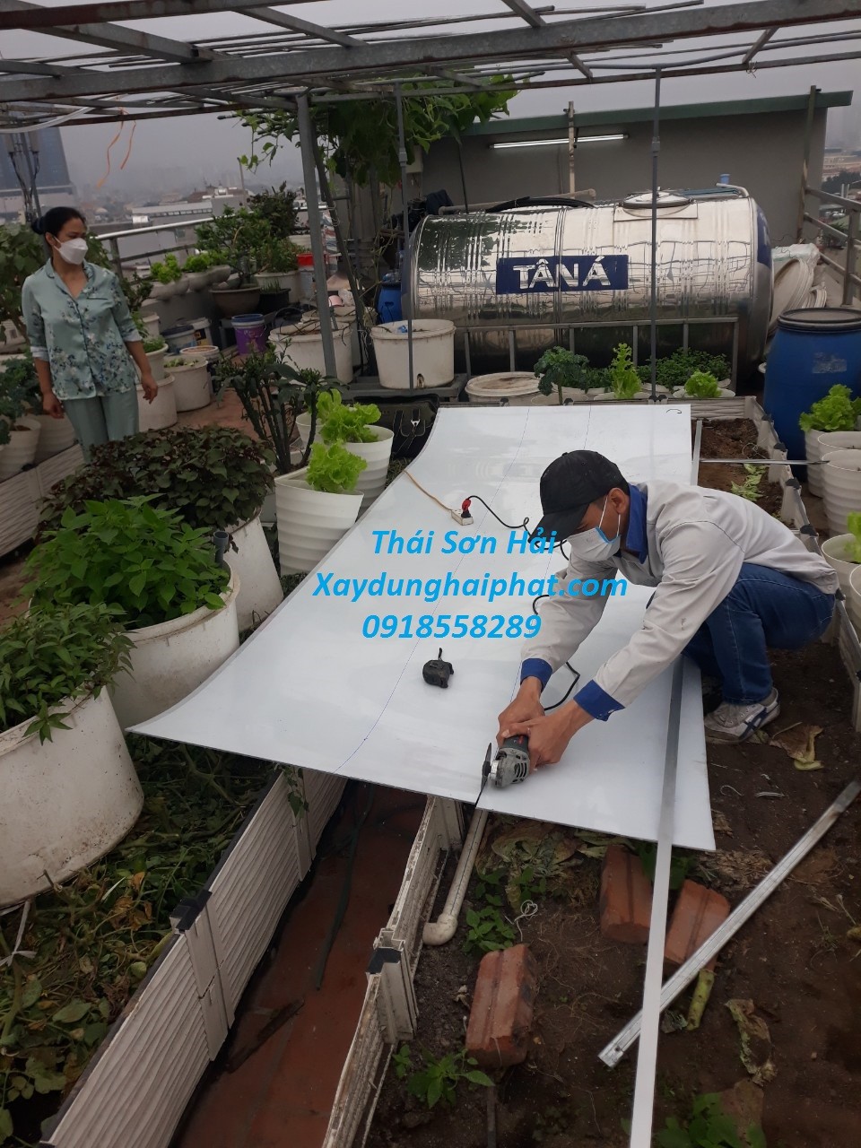 doi-tho-lam-mai-nhua-poly-gia-re-lam-mai-lay-sang-san-thuong-o-hn-3
