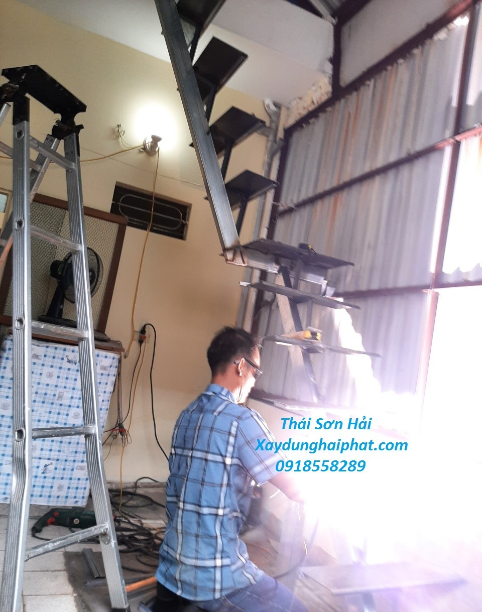 doi-tho-lap-dat-cau-thang-sat-lam-cau-thang-sat-tai-ha-noi-gia-re-3