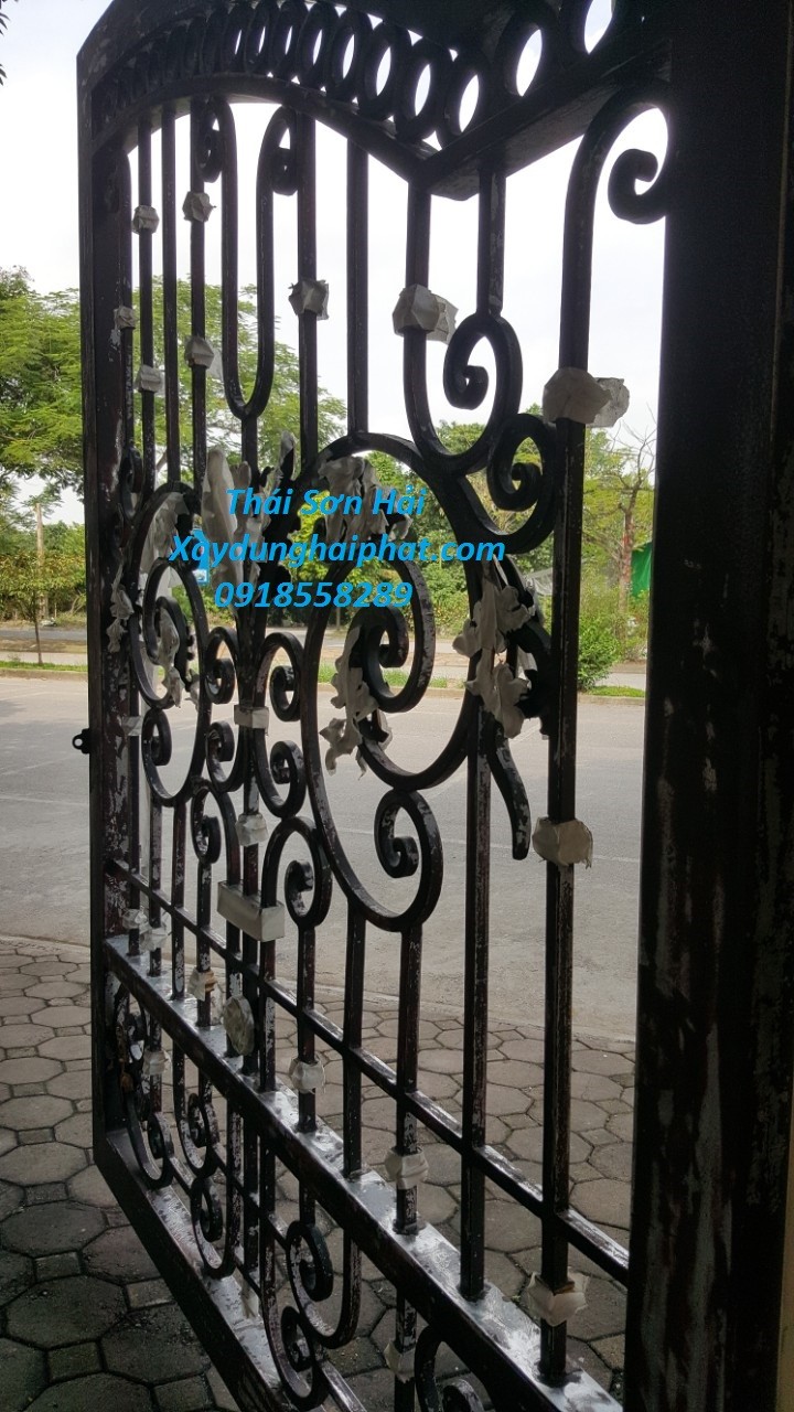 doi-tho-son-cong-cua-sat-son-lan-can-ban-cong-o-ha-noi-2
