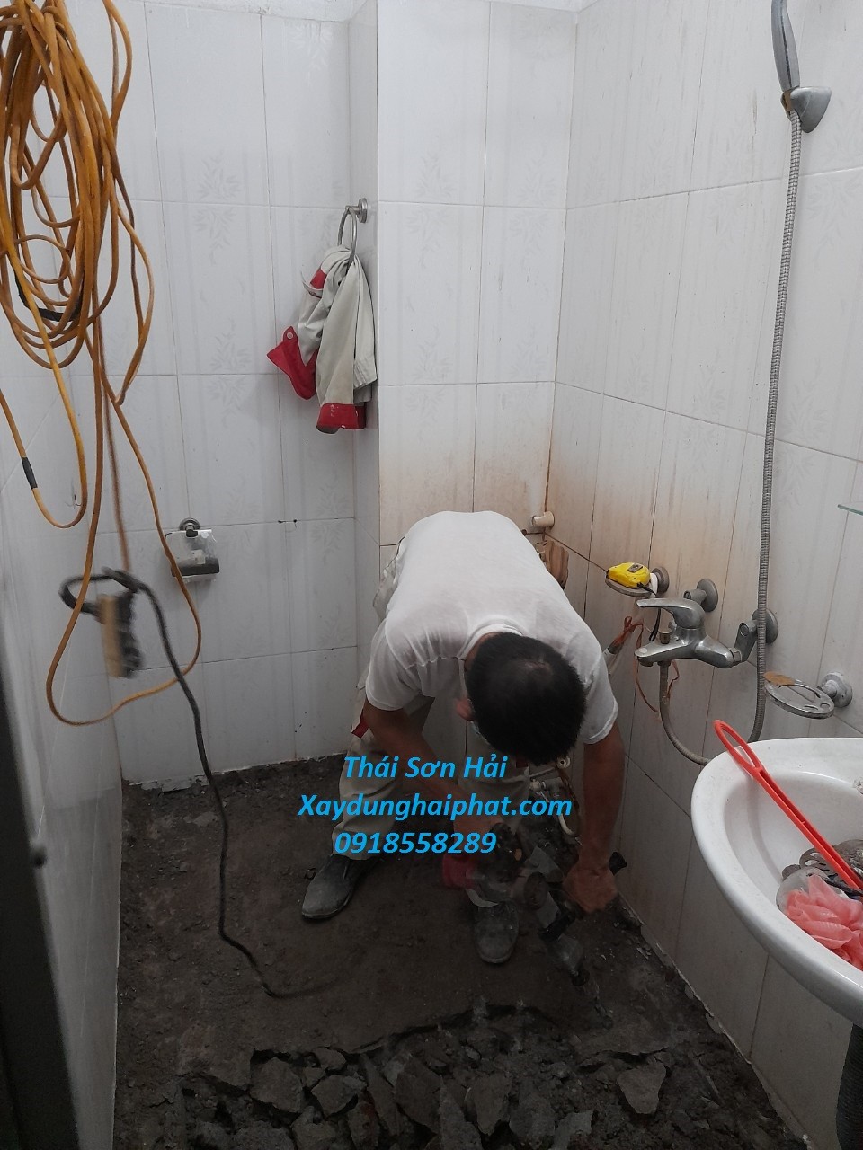 doi-tho-sua-chua-phong-tam-chuyen-dich-vu-chong-tham-nha-ve-sinh-cu-o-hn-1