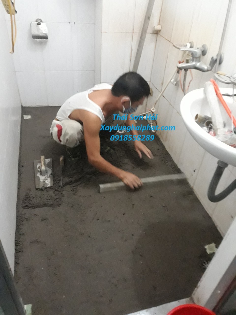 doi-tho-sua-chua-phong-tam-chuyen-dich-vu-chong-tham-nha-ve-sinh-cu-o-hn-2