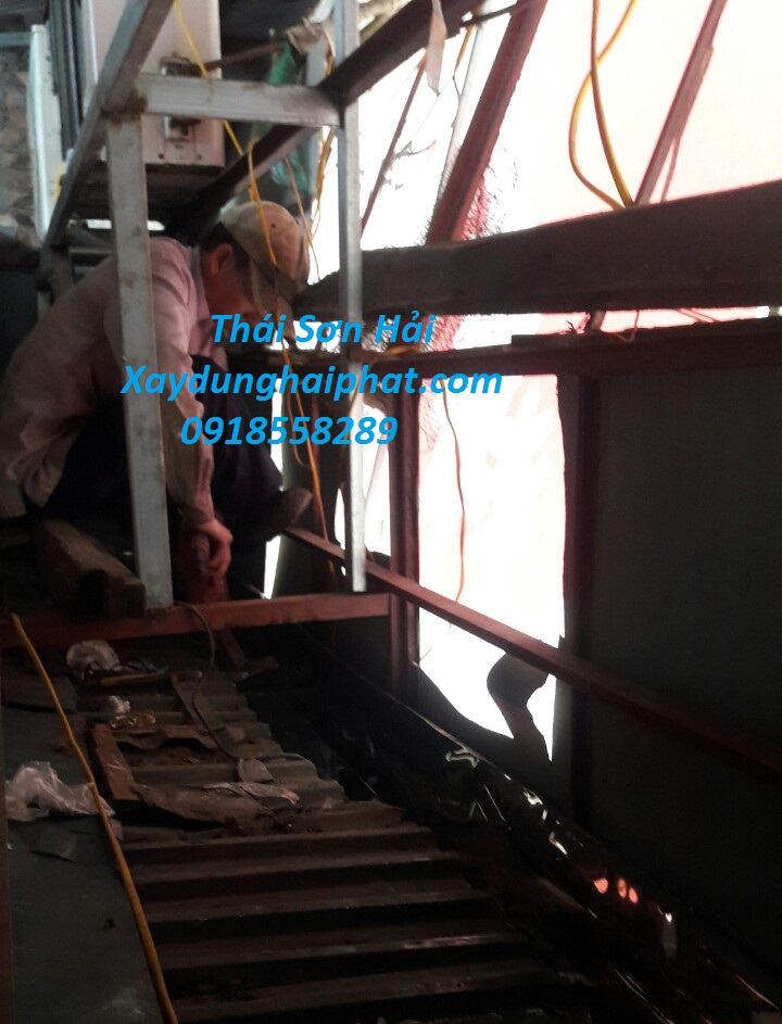 doi-tho-sua-mai-ton-Ha-Noi-chuyen-cai-tao-mai-ton-cu-bi-dot-1