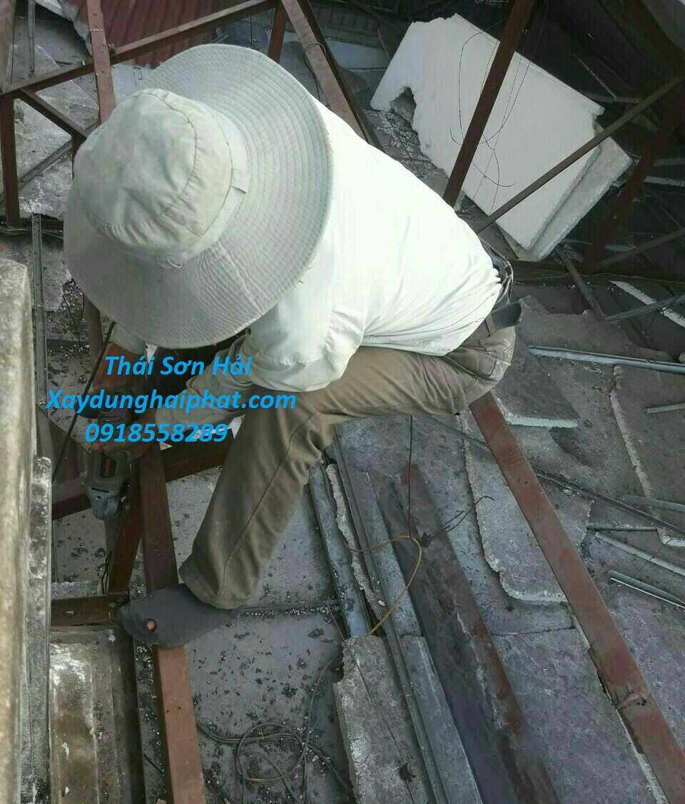 doi-tho-sua-mai-ton-Ha-Noi-chuyen-cai-tao-mai-ton-cu-bi-dot-2