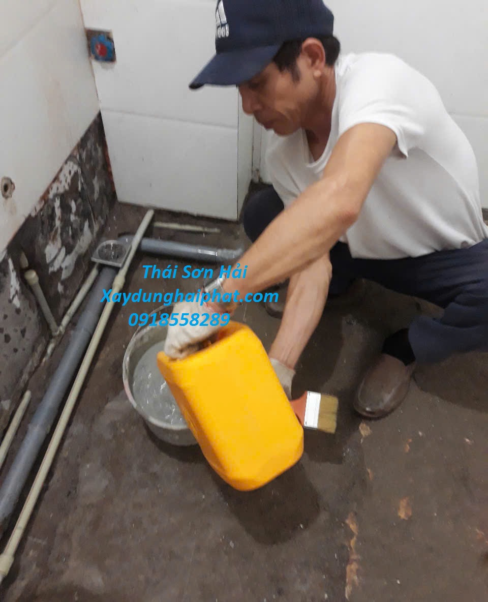 doi-tho-sua-toilet-chong-tham-dot-nha-ve-sinh-o-Ha-Noi-1