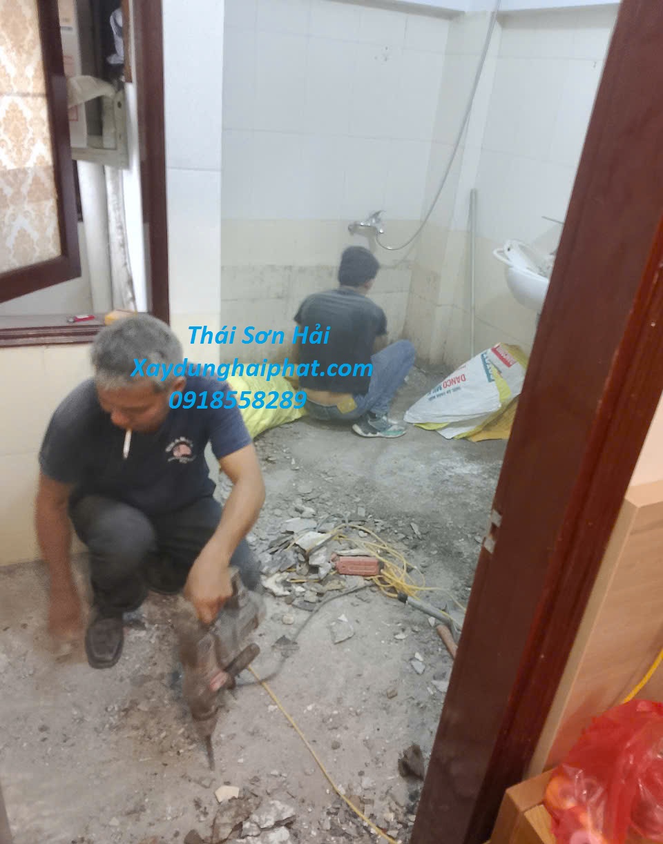 doi-tho-sua-toilet-chong-tham-dot-nha-ve-sinh-o-Ha-Noi-2