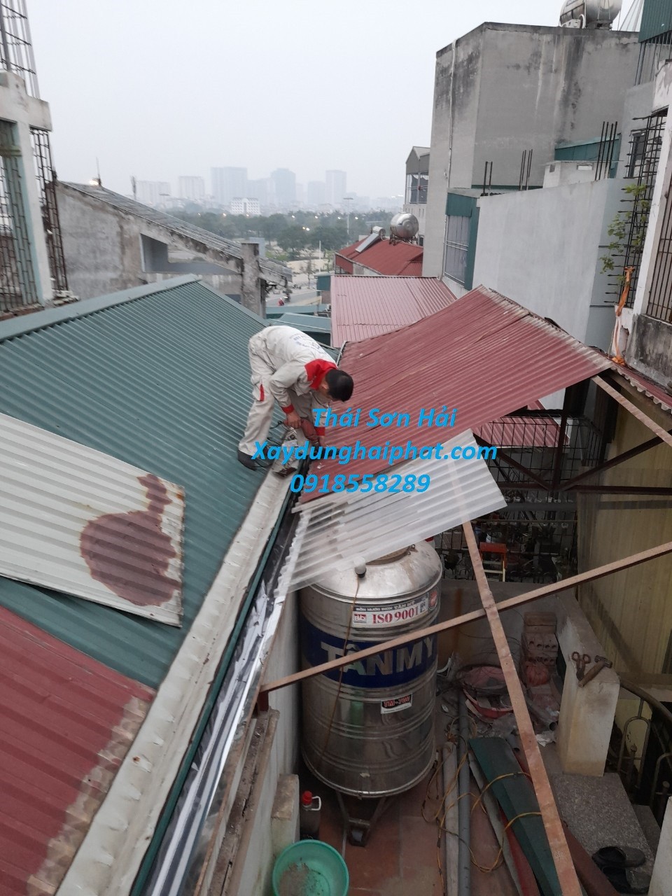 doi-tho-thay-mang-xoi-nha-dan-chuyen-nhan-thi-cong-mang-xoi-inox-gia-re-1