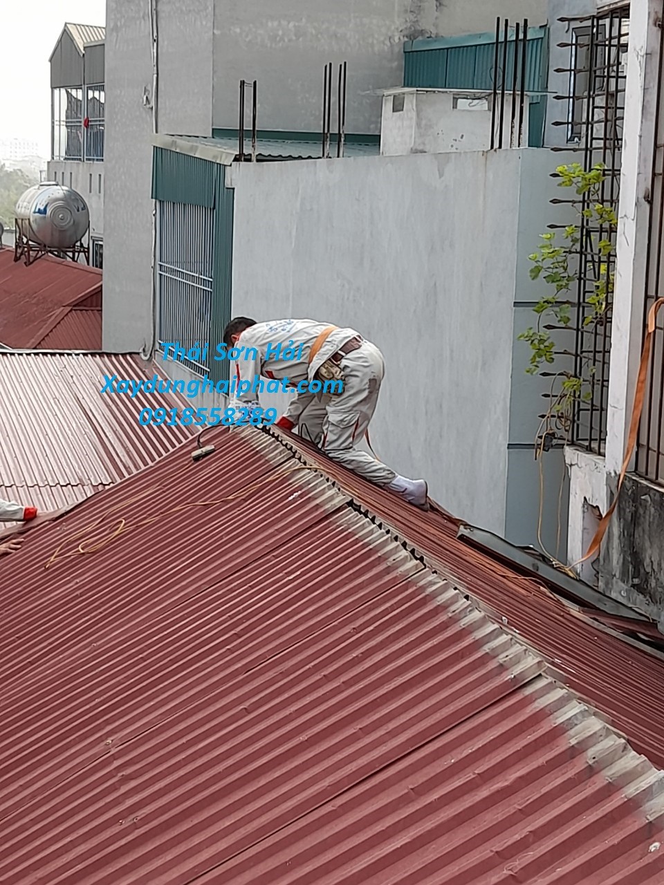 doi-tho-thay-mang-xoi-nha-dan-chuyen-nhan-thi-cong-mang-xoi-inox-gia-re-4