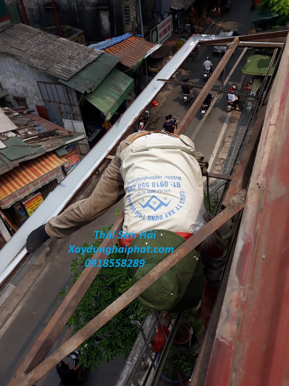 doi-tho-thay-mang-xoi-nha-dan-chuyen-nhan-thi-cong-mang-xoi-inox-gia-re-5