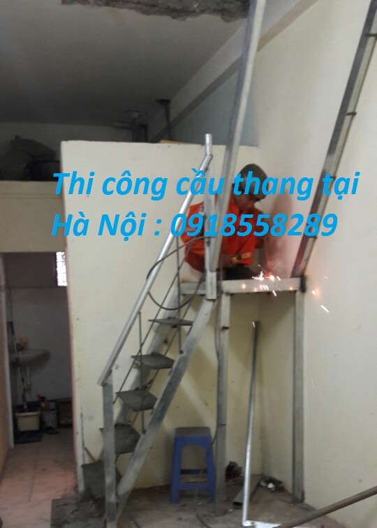 doi-tho-thi-cong-cau-thang-sat-cau-thang-xoan-gia-re-quan-dong-da-1