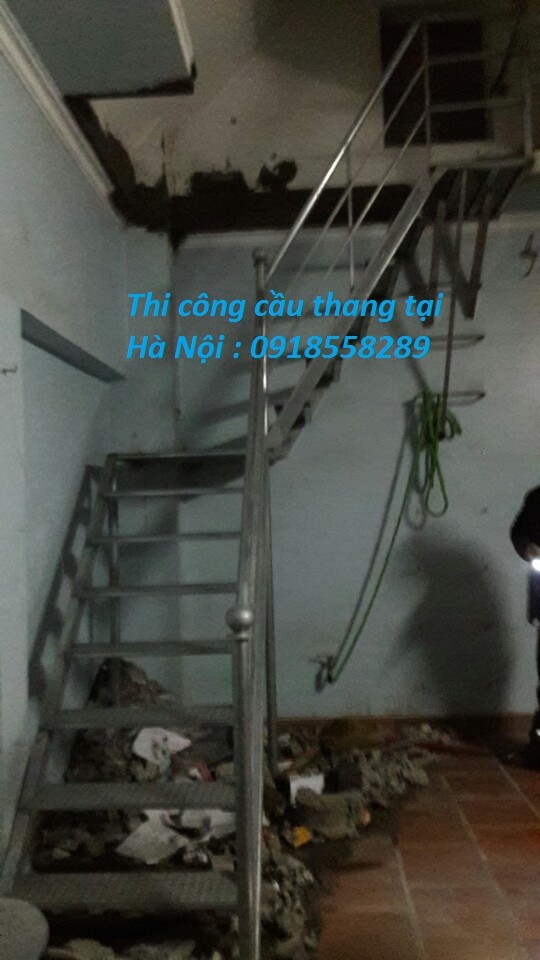 doi-tho-thi-cong-cau-thang-sat-cau-thang-xoan-gia-re-quan-dong-da-2