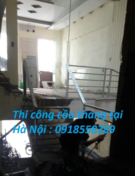 doi-tho-thi-cong-cau-thang-sat-cau-thang-xoan-gia-re-quan-dong-da-4