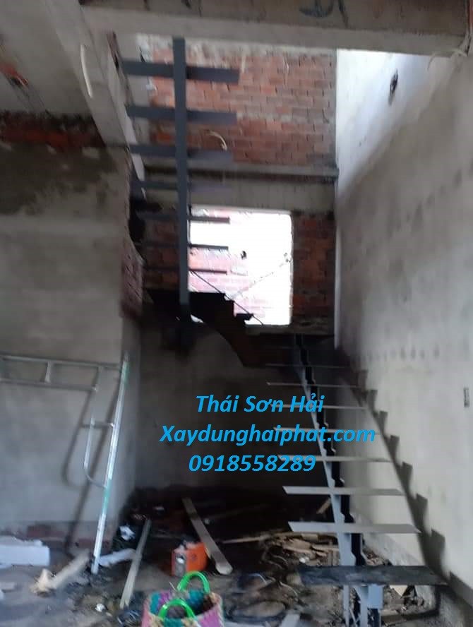 doi-tho-thi-cong-cau-thang-sat-chuyen-lam-cau-thang-xuong-ca-o-ha-noi-5