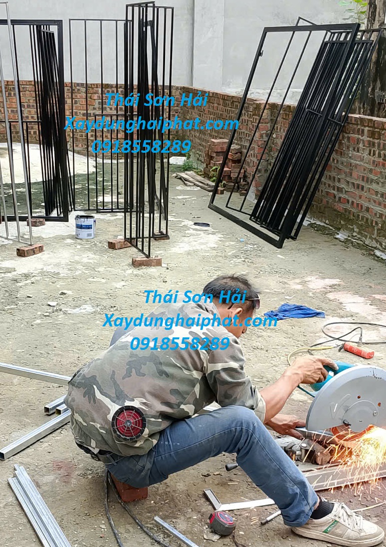 doi-tho-thi-cong-khung-bao-ve-chuong-cop-ban-cong-uy-tin-Ha-Noi-1