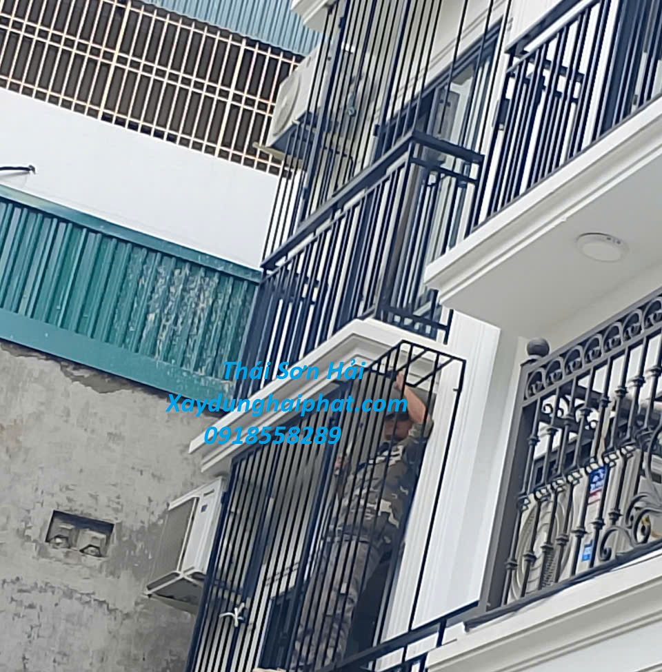 doi-tho-thi-cong-khung-bao-ve-chuong-cop-ban-cong-uy-tin-Ha-Noi-2