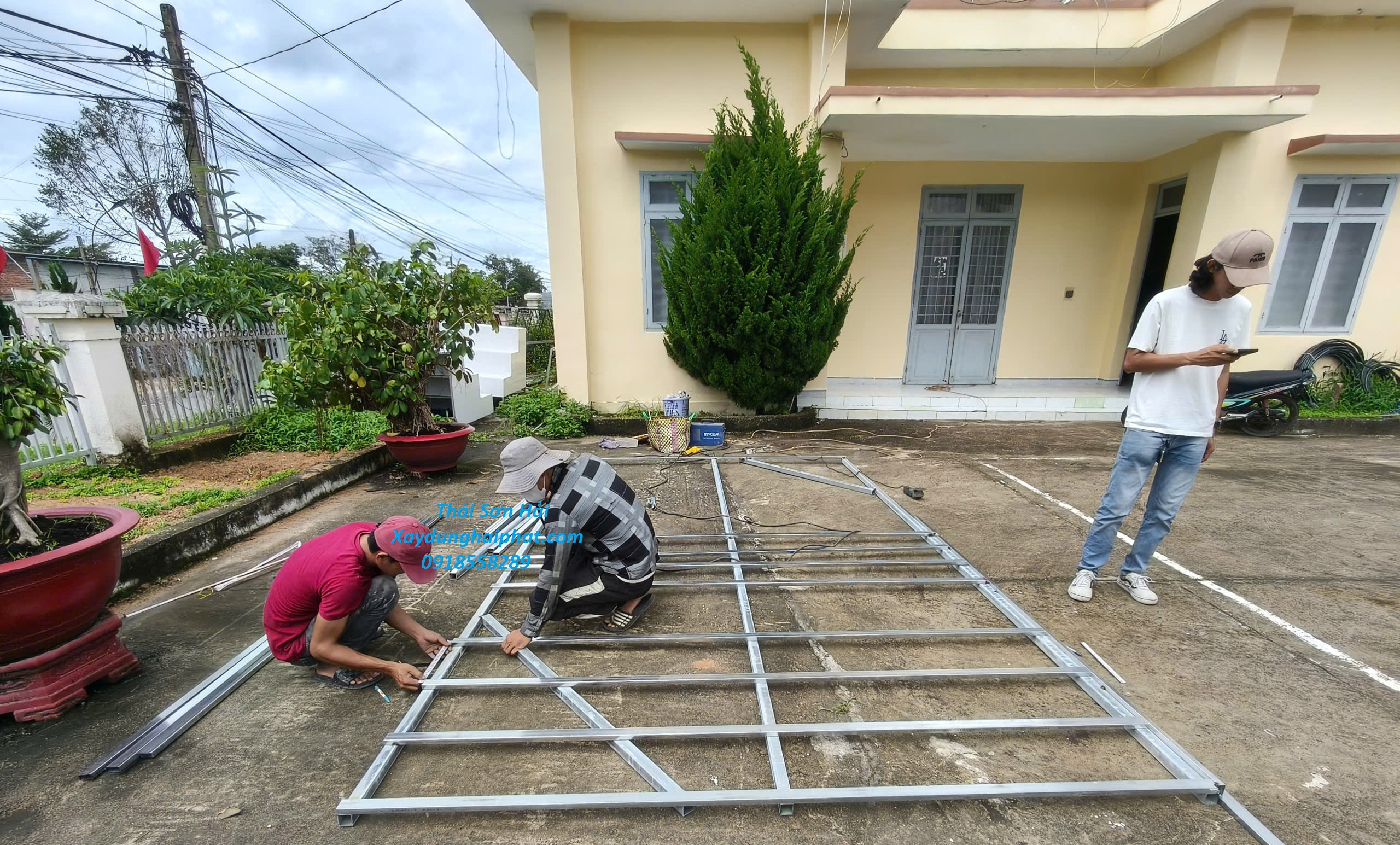 doi-tho-thi-cong-khung-bao-ve-chuong-cop-ban-cong-uy-tin-Ha-Noi-5