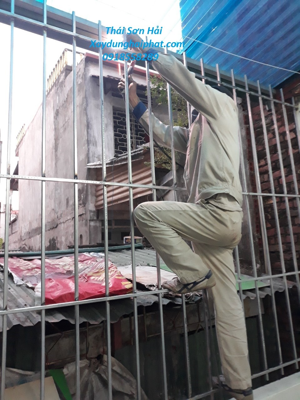 doi-tho-thi-cong-khung-sat-bao-ve-chuong-cop-san-thuong-o-hn-gia-re-2