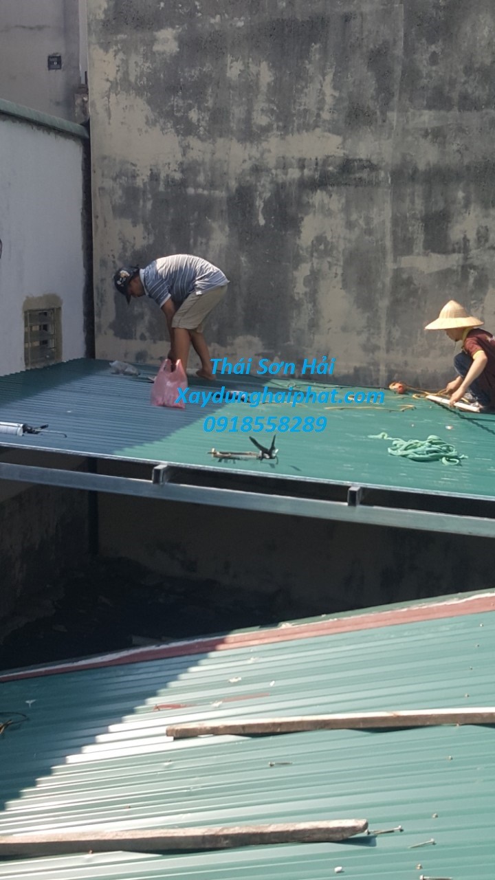 doi-tho-thi-cong-mai-ton-chuyen-dich-vu-lap-dat-mai-ton-o-ha-noi-gia-re-5