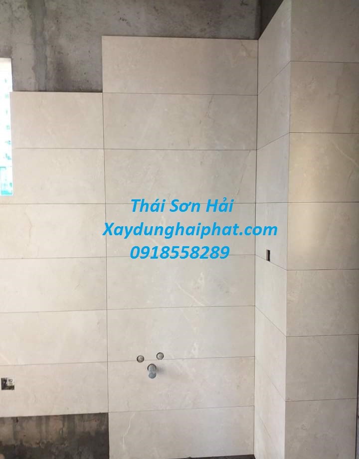 doi-tho-thi-cong-op-lat-gach-xay-sua-nha-tron-goi-o-hn-2