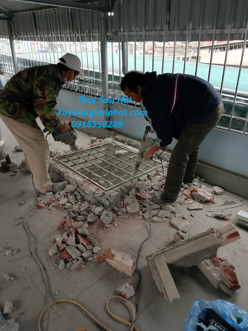 doi-tho-xay-trat-op-lat-cai-tao-chung-cu-tap-the-cu-o-HN-2