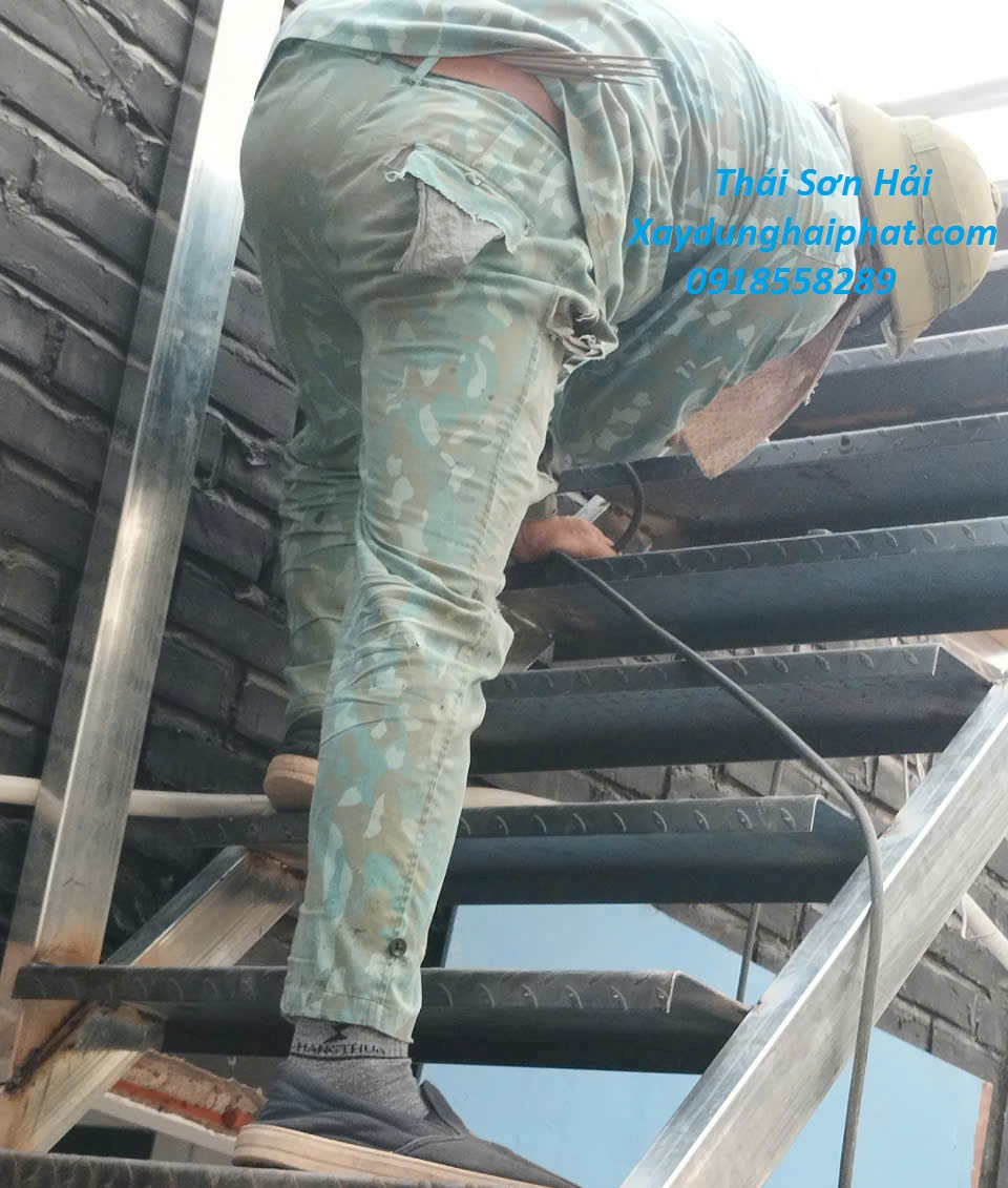 don-vi-lam-cau-thang-sat-dep-cau-thang-sat-chat-luong-o-HN-4