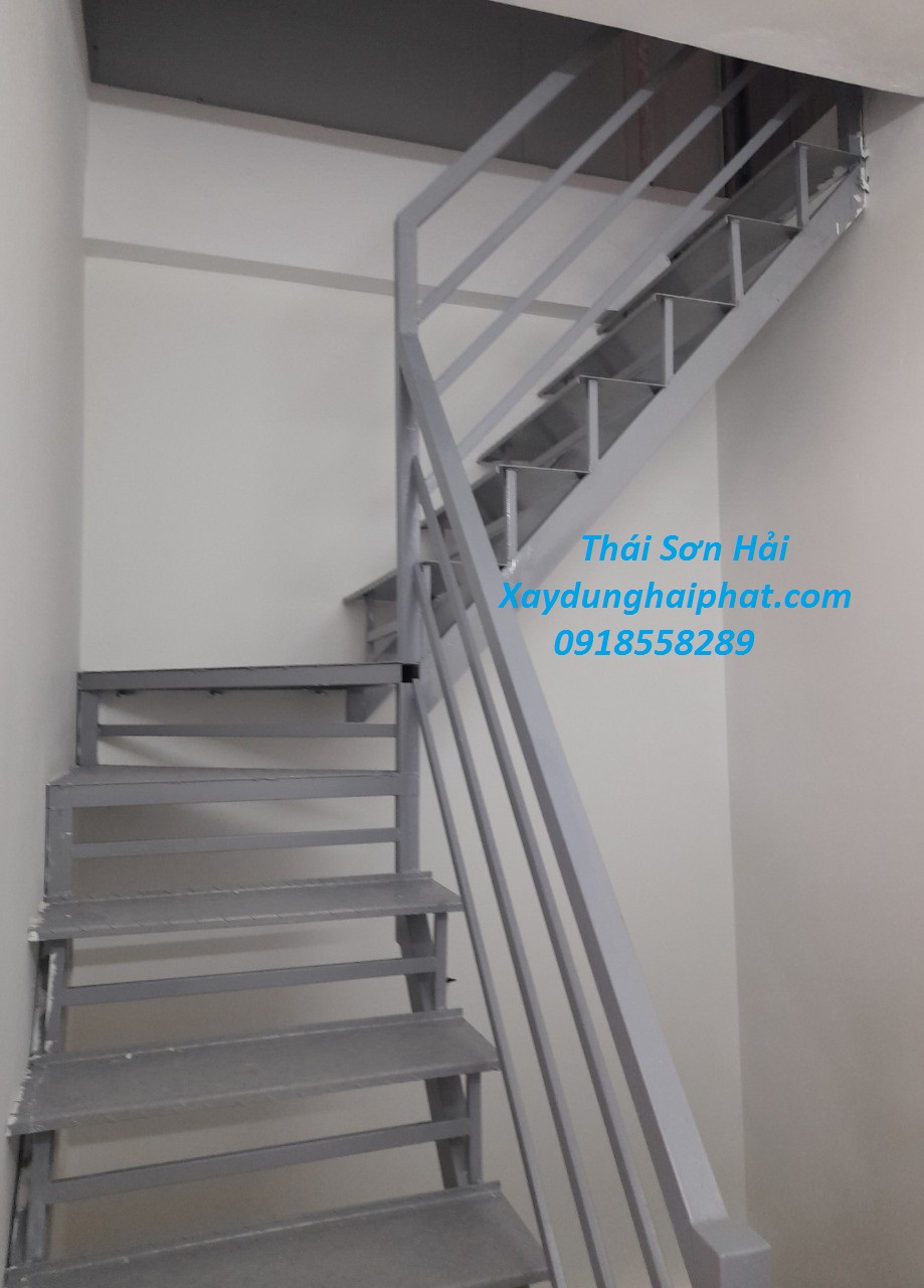 don-vi-lam-cau-thang-sat-gia-dinh-cau-thang-thep-nham-o-HN-2