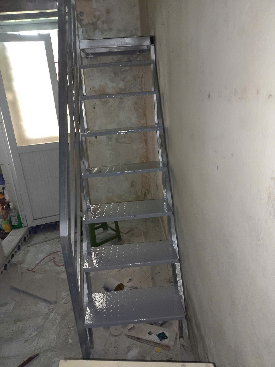 don-vi-thi-cong-gac-xep-uy-tin-lam-gac-lung-cemboard-o-Ha-Noi-gia-re-1