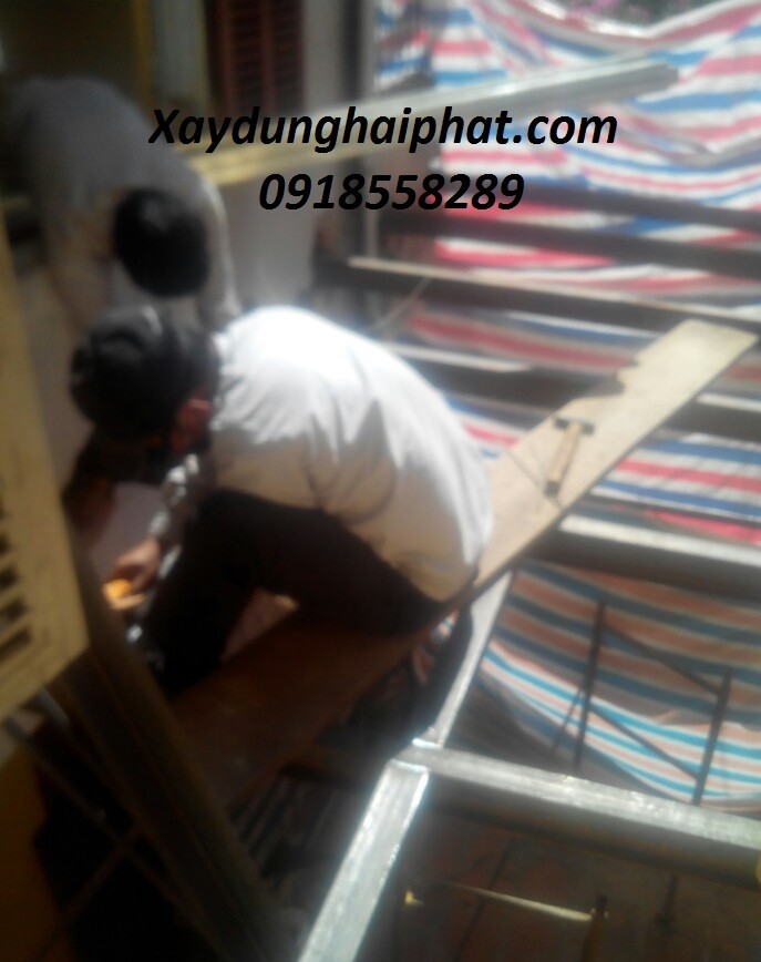 dung-nha-bang-khung-sat-lam-lan-can-hang-rao-sat-gia-re-tai-hn