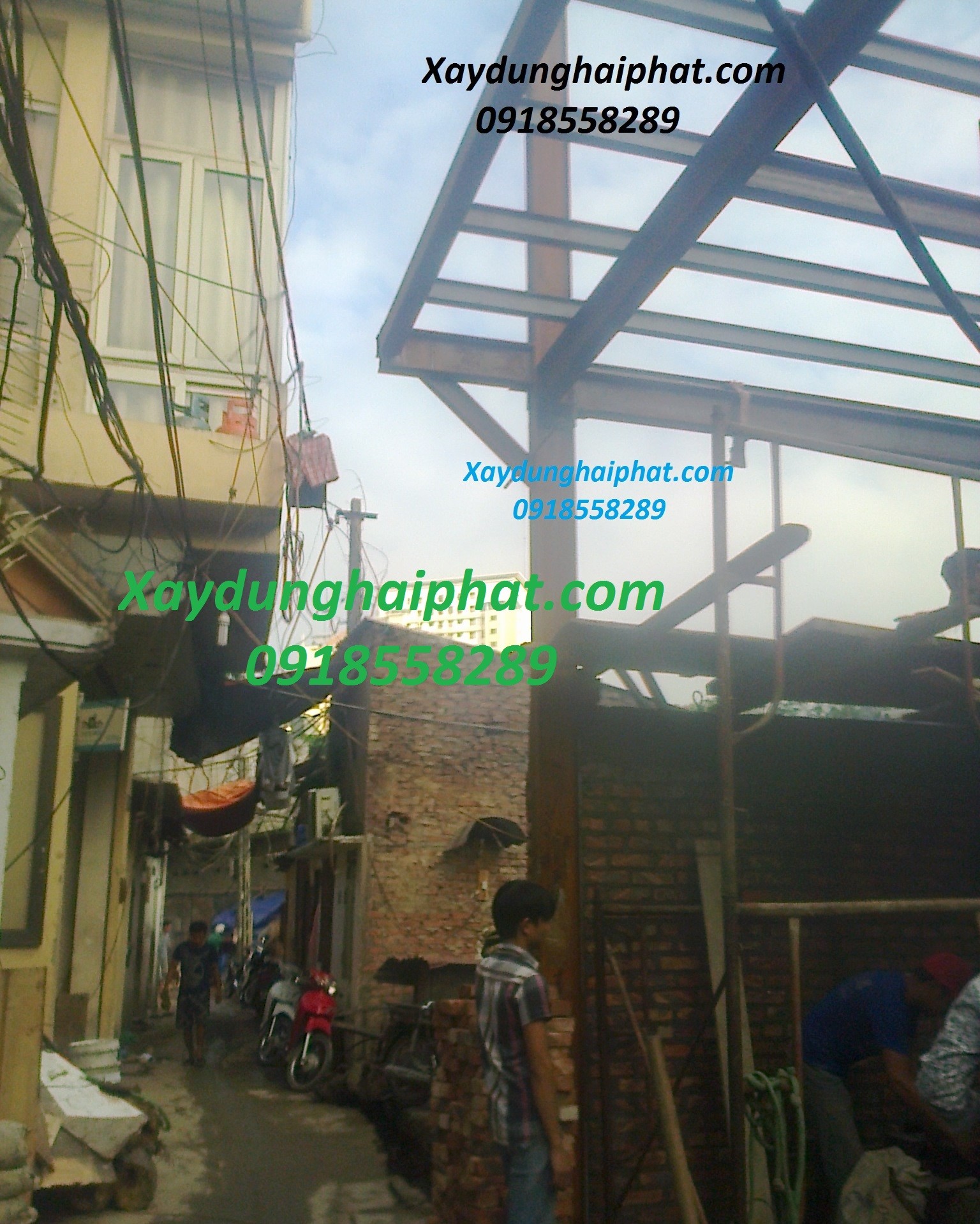 dung-nha-bang-khung-sat-lam-lan-can-hang-rao-sat-tai-ha-noi