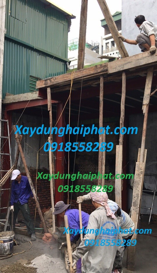 dung-nha-bang-khung-sat-lam-lan-can-hang-rao-sat-tai-hn