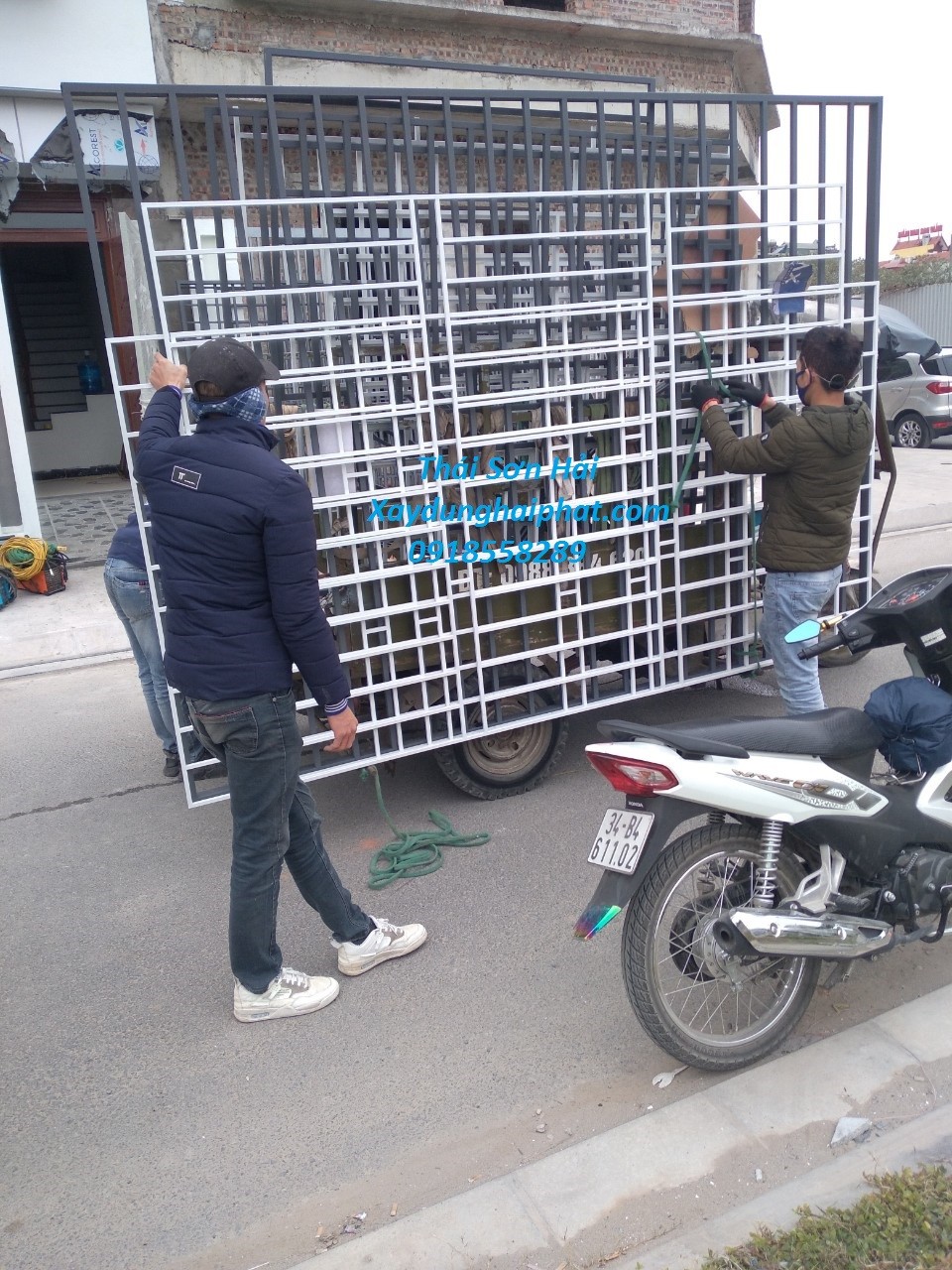 han-khung-sat-ban-cong-lam-chuong-cop-san-thuong-tai-dong-da-gia-re-3