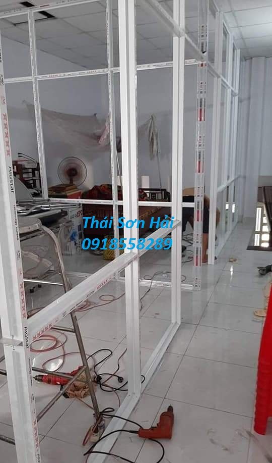 lam-cau-thang-cua-vach-nhom-kinh-cua-sat-dan-dung-o-hn-gia-re-3