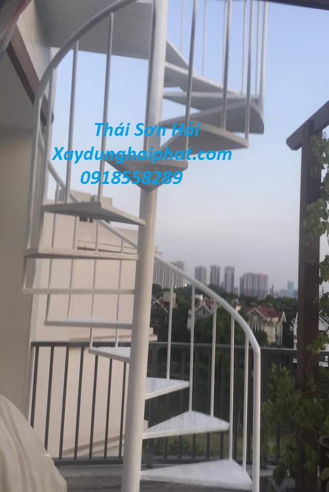 lam-cau-thang-sat-dep-gia-re-cau-thang-thep-nham-nha-o-HN-3