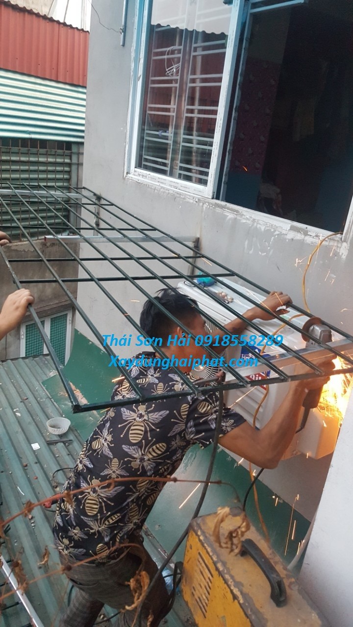lam-chuong-cop-ban-cong-lam-hang-rao-sat-nha-dan-tai-ha-noi-2