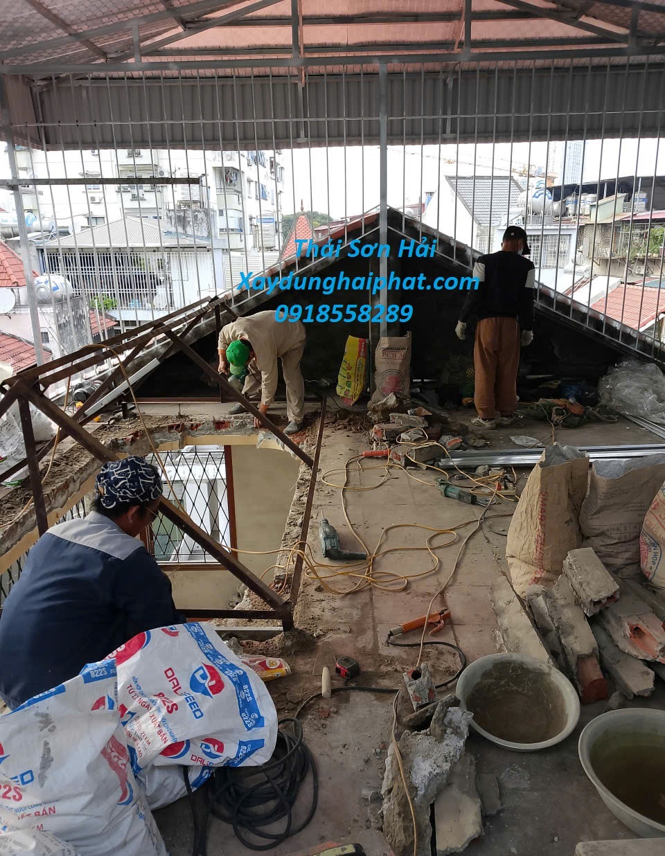 lam-chuong-cop-cau-thang-sat-cua-sat-mai-ton-theo-yeu-cau-o-HN-1