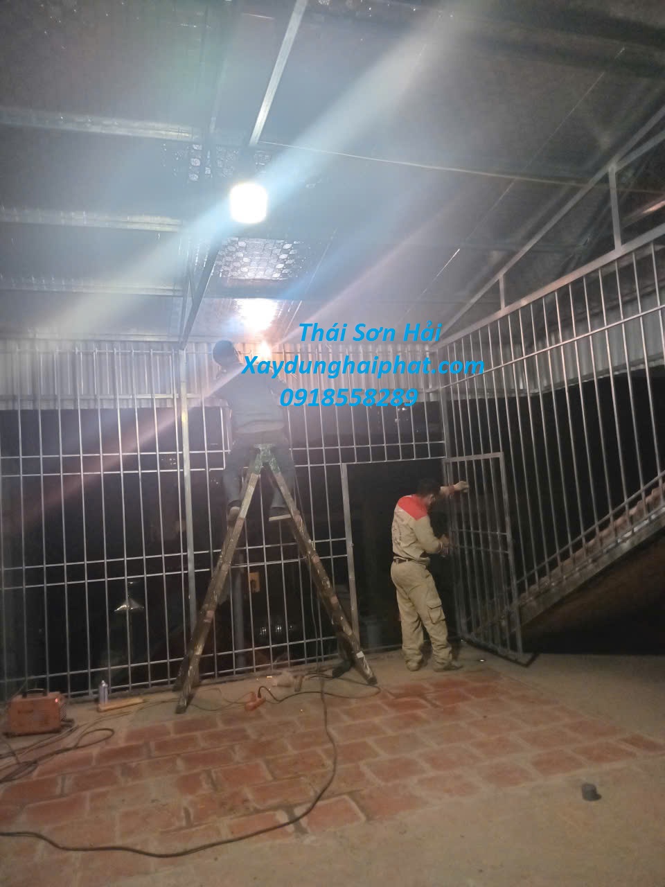 lam-chuong-cop-mai-ton-cau-thang-sat-o-ngo-25-vu-ngoc-phan-HN-1