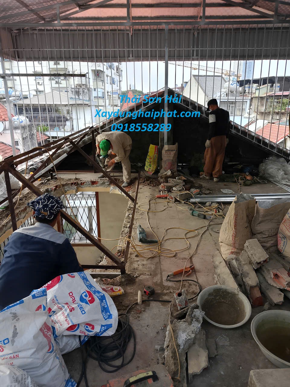 lam-chuong-cop-mai-ton-cau-thang-sat-o-ngo-25-vu-ngoc-phan-HN-2