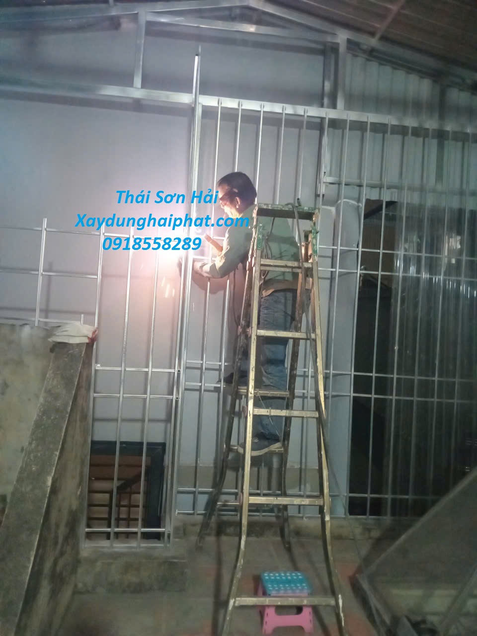 lam-chuong-cop-mai-ton-cau-thang-sat-o-ngo-25-vu-ngoc-phan-HN-4