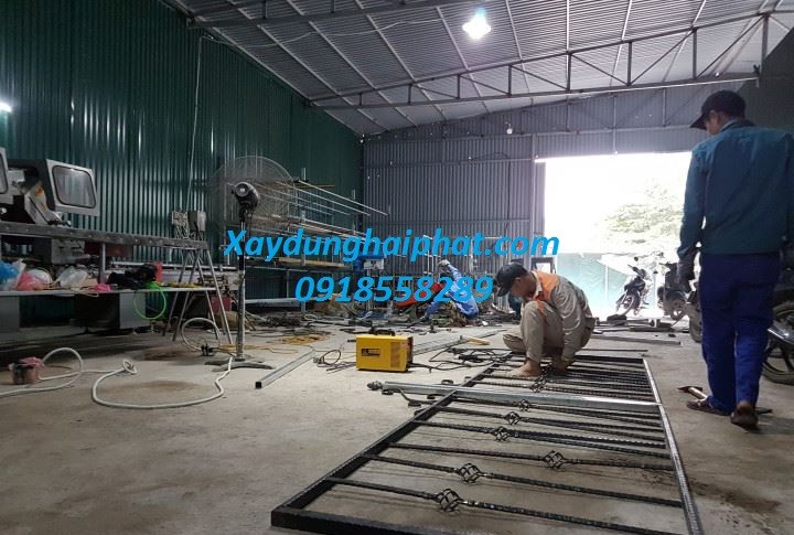 lam-cong-hang-rao-sat-lan-can-cau-thang-inox304-%20gia-re-nhat-quan-cau-giay-2