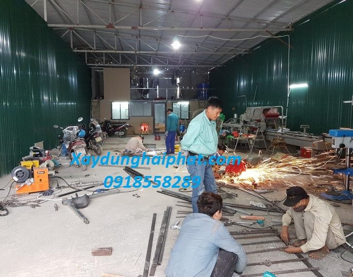 lam-cua-sat-lan-can-ban-cong-gia%20-re-nhat-hoang-mai-1