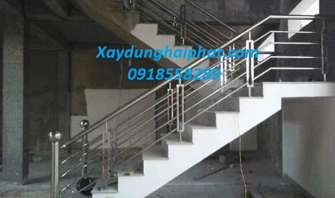 lam-cua-sat-lan-can-ban-cong-gia%20-re-nhat-hoang-mai-3