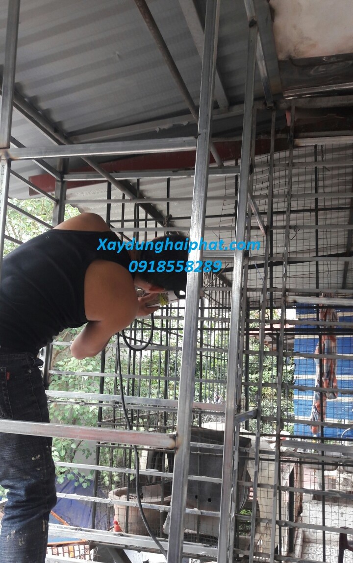 lam-cua-sat-lan-can-ban-cong-gia%20-re-nhat-hoang-mai-4