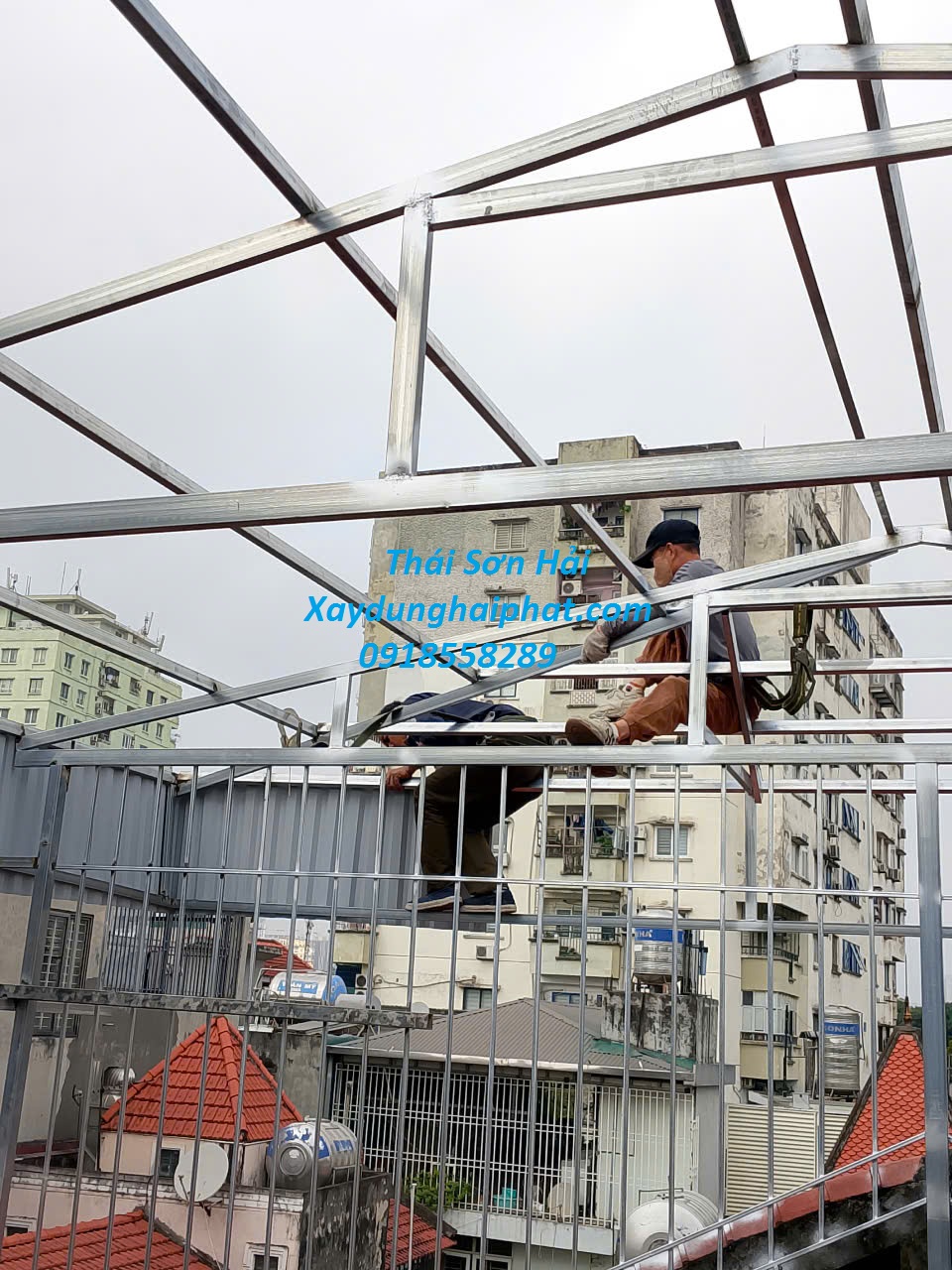 lam-cua-sat-mai-ton-chong-nong-cua-cong-sat-chong-ri-set-o-HN-1