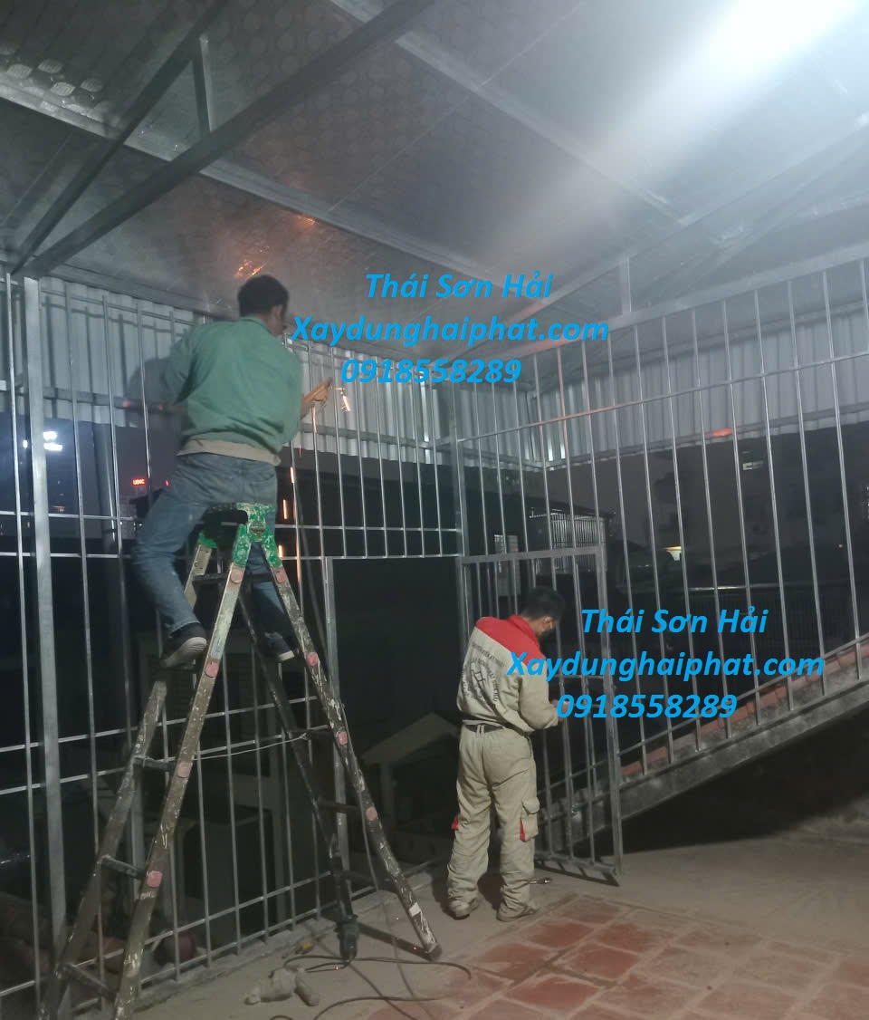 lam-khung-bao-ve-cau-thang-sat-phong-tang-thuong-bang-vat-lieu-nhe-o-Dinh-Thon-Tu-Liem-Ha-Noi-1