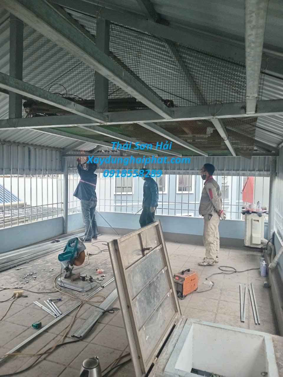 lam-khung-bao-ve-cau-thang-sat-phong-tang-thuong-bang-vat-lieu-nhe-o-Dinh-Thon-Tu-Liem-Ha-Noi-2