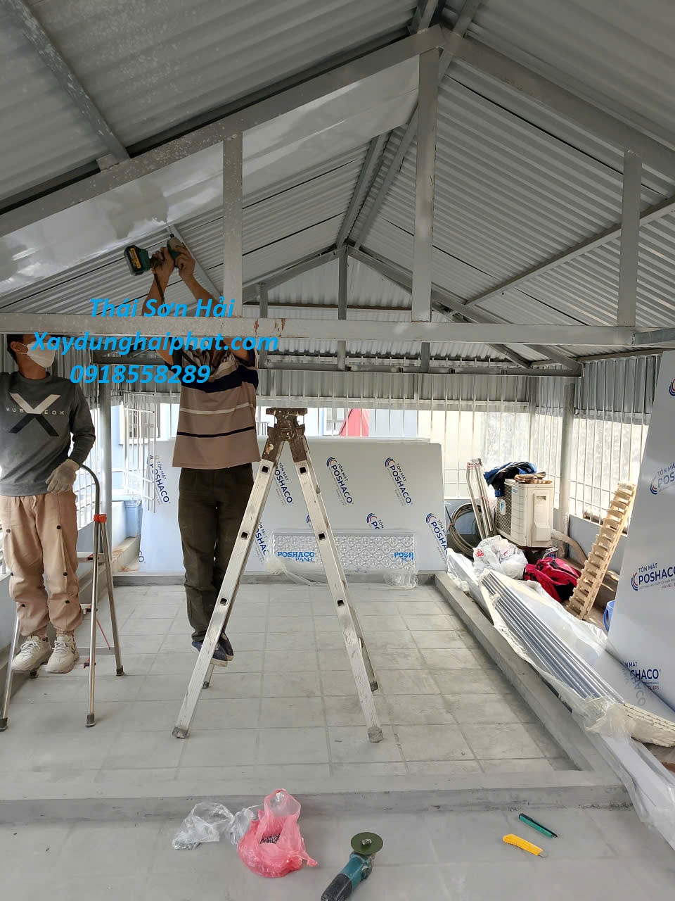 lam-khung-bao-ve-cau-thang-sat-phong-tang-thuong-bang-vat-lieu-nhe-o-Dinh-Thon-Tu-Liem-Ha-Noi-3