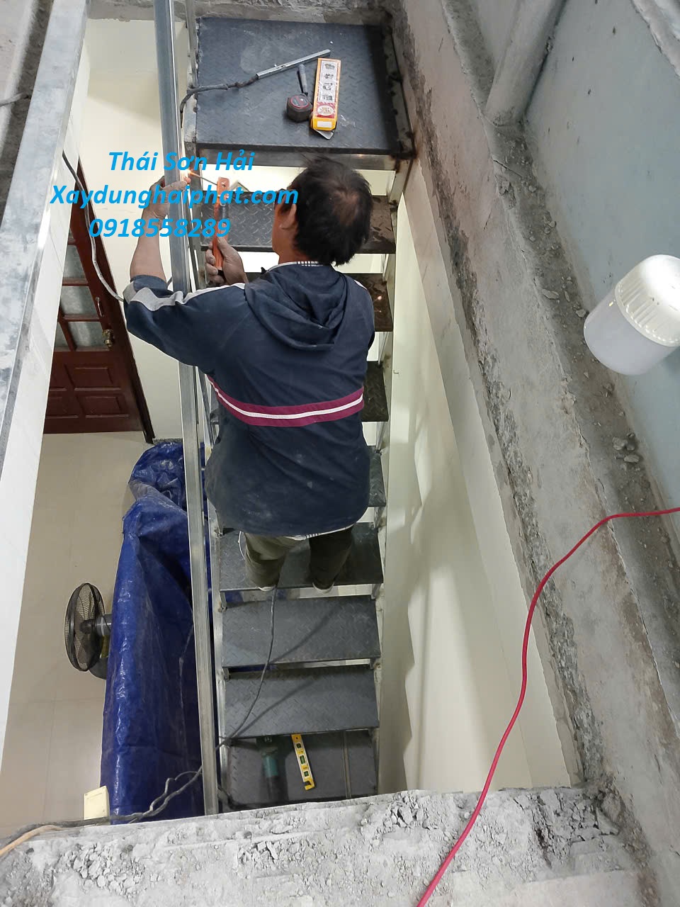 lam-khung-bao-ve-cau-thang-sat-phong-tang-thuong-bang-vat-lieu-nhe-o-Dinh-Thon-Tu-Liem-Ha-Noi-4