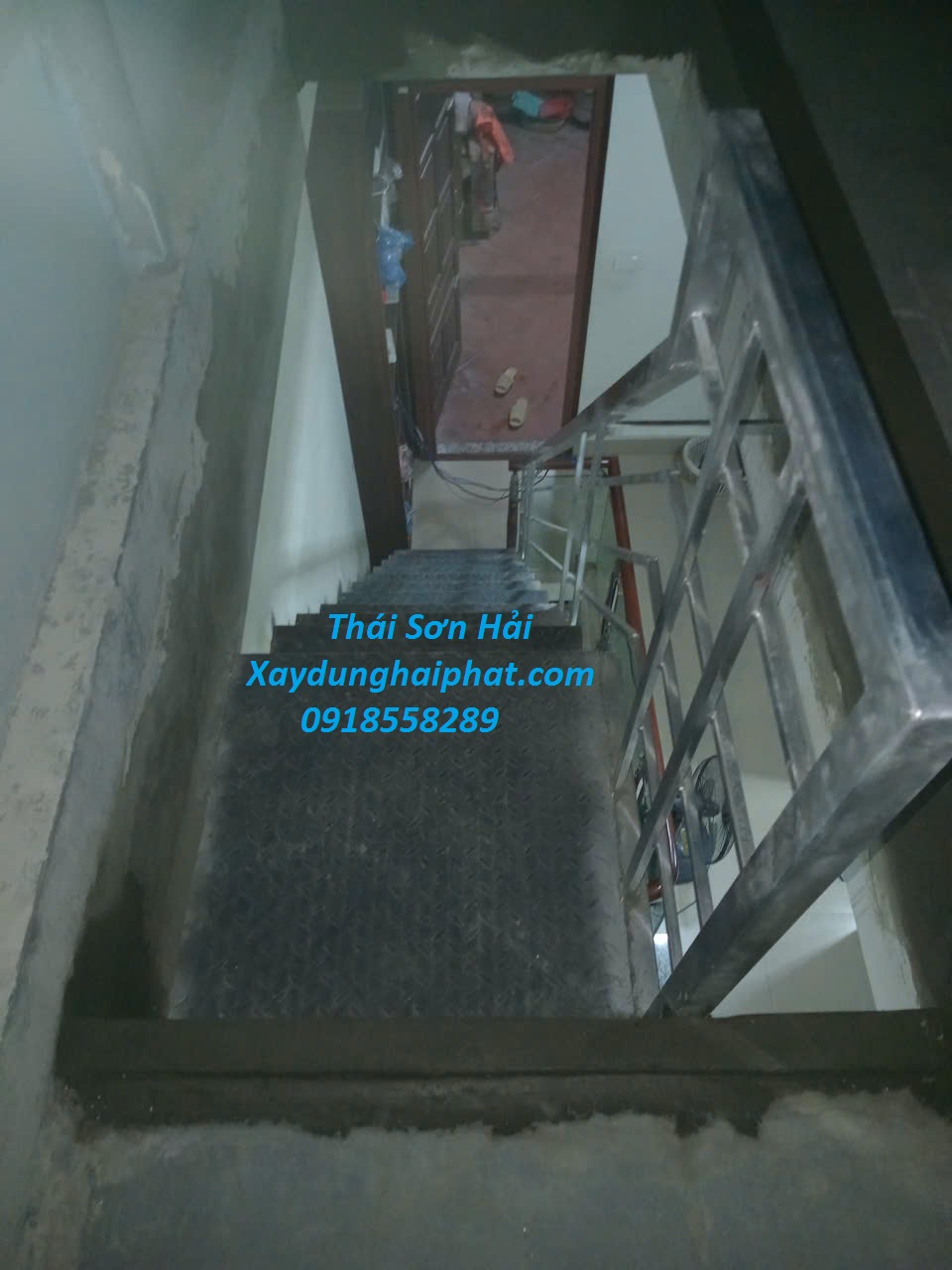 lam-khung-bao-ve-cau-thang-sat-phong-tang-thuong-bang-vat-lieu-nhe-o-Dinh-Thon-Tu-Liem-Ha-Noi-5